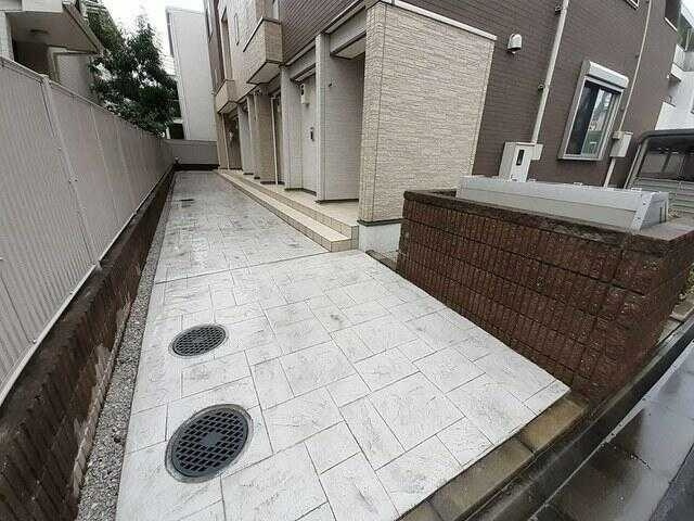 稲城市東長沼のアパートのエントランス