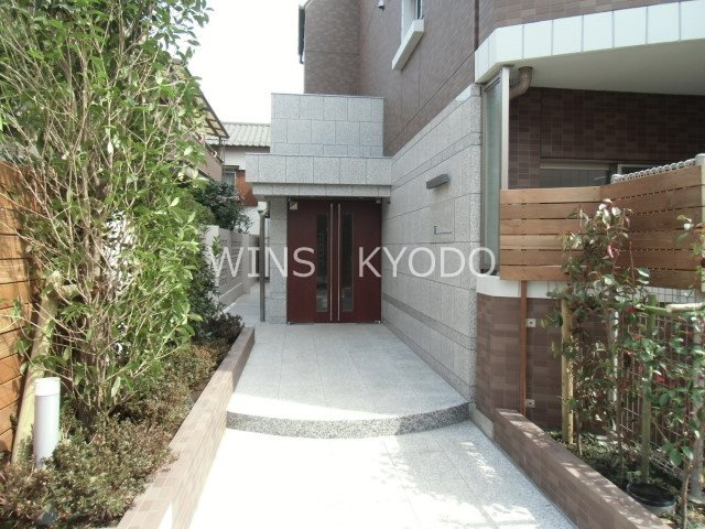 世田谷区経堂１丁目の賃貸マンションのエントランス