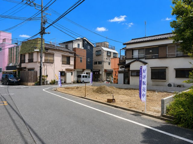 江戸川区松本2丁目 建築条件無し売地の前面道路含む現地写真|【建築条件無し】土地選びの先にある、理想の暮らしを自由設計で。