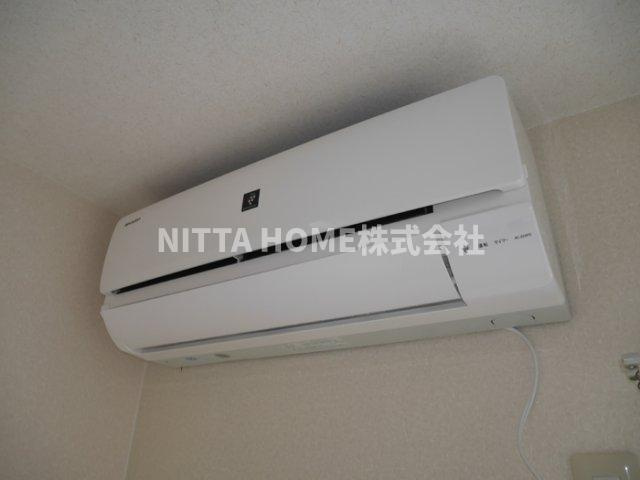 ファミールコーポ高屋8の設備|エアコンがついている和室です◇