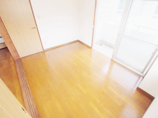 ツインビルの洋室