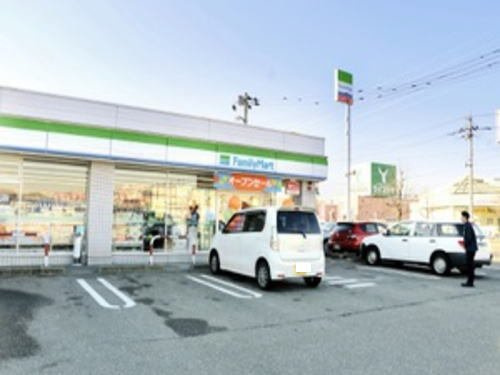 レジデンス界の周辺|ファミリーマート 福井新保町店まで750m