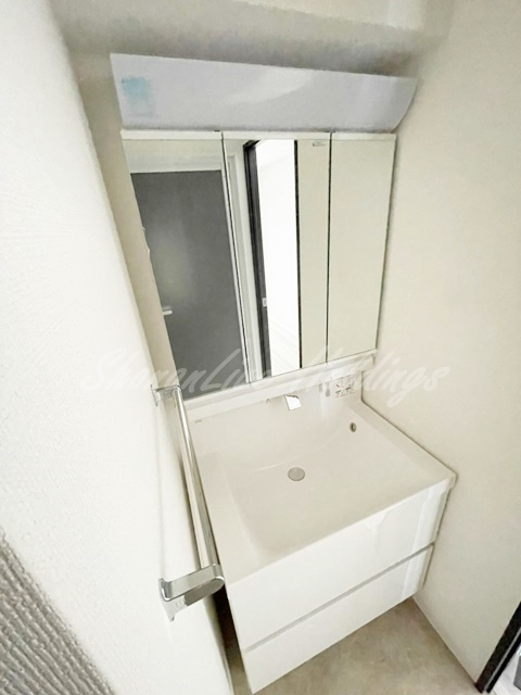 平塚市宮松町の賃貸マンションの洗面所|明るい洗面所です
