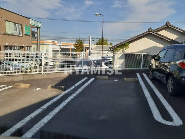 クリアネスの駐車場