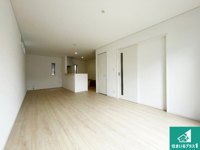 ♦藤井寺市陵南町　第1期　新築一戸建ての居間・リビング|太陽の光が差し込むとっても明るいリビング！思わず微笑みたくなる居心地の良さ。家族団らんの時間も増えそうなくつろぎのＬＤＫで、住む人のこだわりを活かすゆとりある空間♪