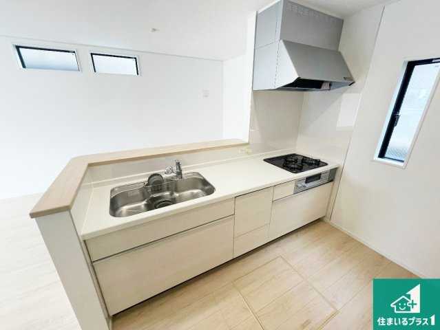♦藤井寺市陵南町　第1期　新築一戸建てのキッチン|収納豊富！浄水器付きキッチン！お子さまの様子を見ながらお料理を楽しむことができますね。家族のコミュニケーションが増え会話もはずみそう！
