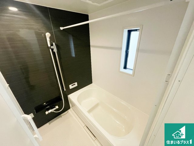 3(土)4(日)現地説明会！◆藤井寺市陵南町　第1期　新築一戸建ての浴室|足をゆったり伸ばして一日の疲れを癒してくれる浴槽。窓は少し高めに設置することで、外部からの視線も気にならない設計にし、かつ差し込む光が明るく穏やかな雰囲気にしてくれます！
