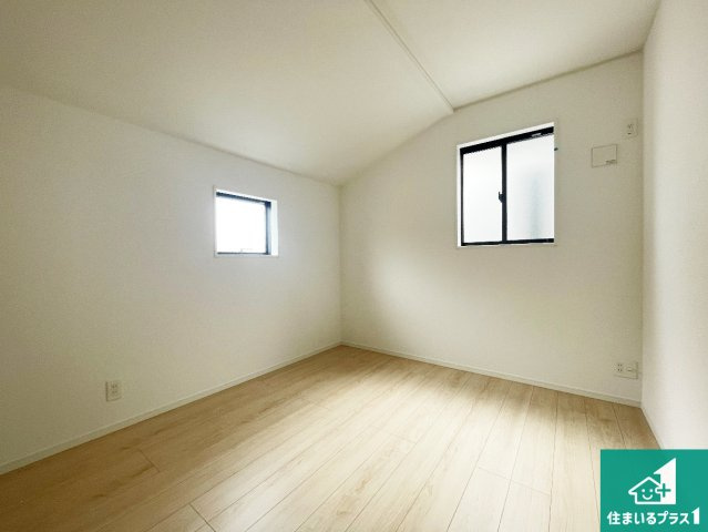 ♦藤井寺市陵南町　第1期　新築一戸建ての洋室|寝室は心地よい眠りについてもらいたくて、シンプルでかつ開放的な空間に！大きな窓から差し込む朝日が、すっきりとした目覚めをサポートします。