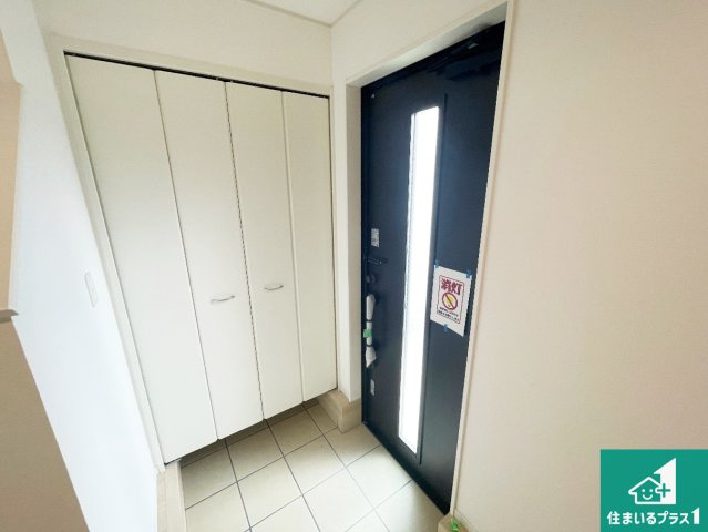 ♦藤井寺市陵南町　第1期　新築一戸建てのトイレ|シューズクローゼットにはたくさんの靴が収納できるので玄関周りはいつもスッキリ！コの字型のスペースにはオシャレな小物を置くと玄関が華やかに♪