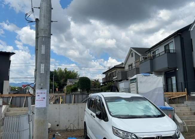 【バルコニー】 | バルコニーは、室外の専用スペースのうち、「屋根がなく開放された空間」であるものを指します。ベランダより広いタイプのものが多く、日当たりもよいため家庭菜園などを楽しみたい人にとって適した環境となります。