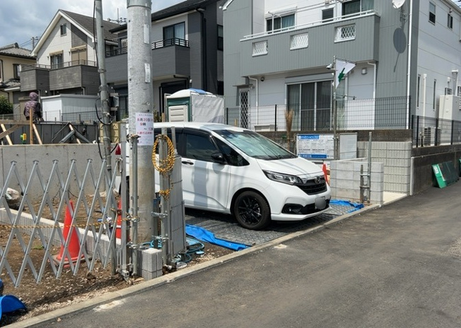 【構造・工法・仕様】 | 木造住宅とは土台、壁、柱など建築物の強度を支える構造体の材に木が使用されている構造を指します。構造体は建物の自重を支えるだけではなく風圧や水圧、積裁荷重などあらゆる衝撃に耐えるための基礎です。