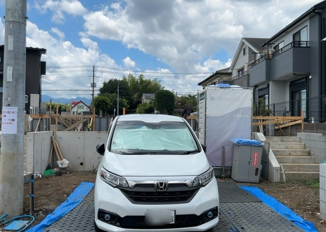 【構造・工法・仕様】 | ベタ基礎とは、柱の位置に関係なく全体に基礎がある事を指し、面積が大きい分建物の重さを全体に分散できます。また、地面からの湿気や害虫を遮断でき、木造住宅で心配されるシロアリ被害を防ぐ効果も期待できます。