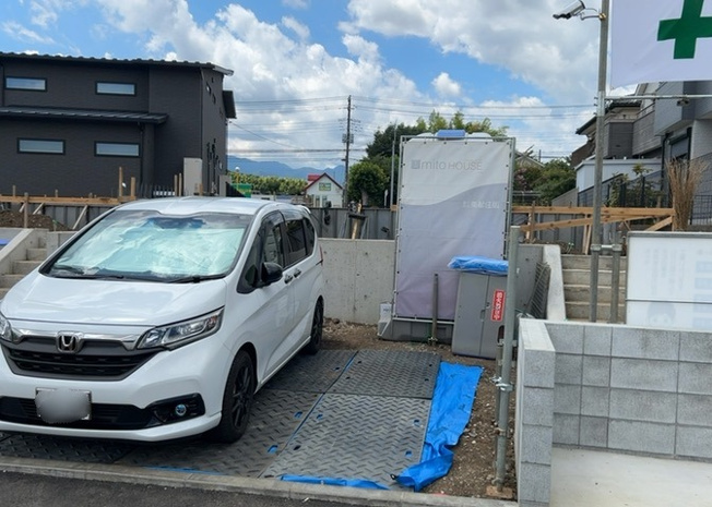 【冷暖房・空調設備】 | 基礎パッキング工法とは、床下の換気確保のため基礎と土台の間に緩衝材を挟み込む工法です。土台の下に数十センチの間隔で設置されるため、全体的な隙間が生まれます。床下換気口に比べて高い通気性が確保されます。