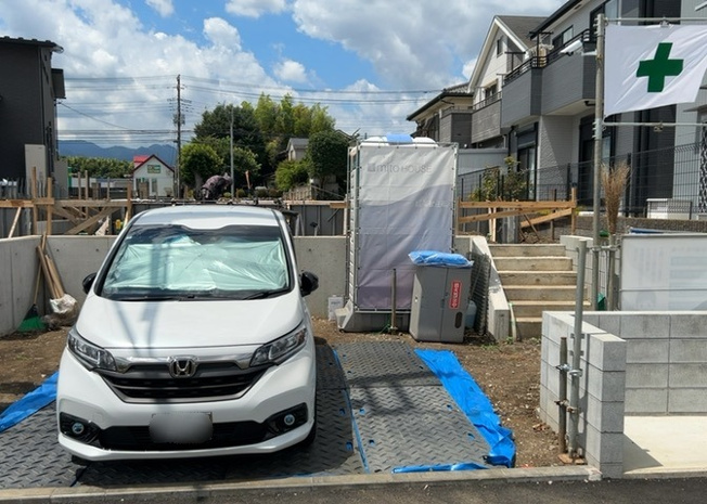 【外観】 | 現地に行くなら、物件の周囲の地形がどうなっているかを見ることも大切です。周辺より低くなっている土地では、大雨などで水が集まりやすいため、地盤が弱くなっているということも考えられるため、注意が必要です。
