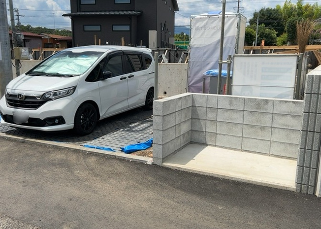 【前面道路含む現地写真】 | 道幅が狭い場所は比較的土地の値段が低いことが多く、また交通量が少ないため騒音が少なく静かな環境で過ごせます。また、小さいお子様がいるご家庭も安心です。一方で車の駐車が難しいというデメリットもあります。