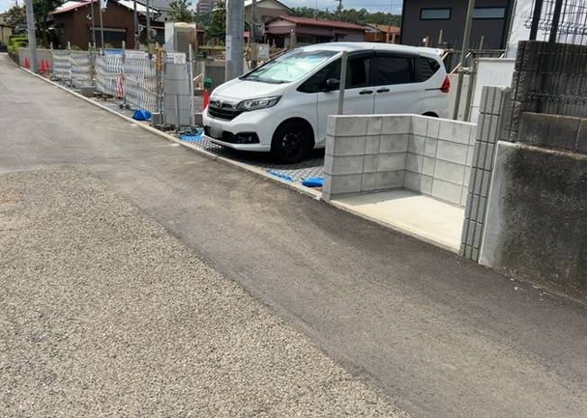 【前面道路含む現地写真】 | 道幅が広い場所は日当たりや風通が良好です。幅が広いのですれ違いも可能ですし大きな車でも駐車可能！一方で、大型車が通ることも多くなるため交通量の増加により騒音に繋がります。また土地の値段が高くなります。