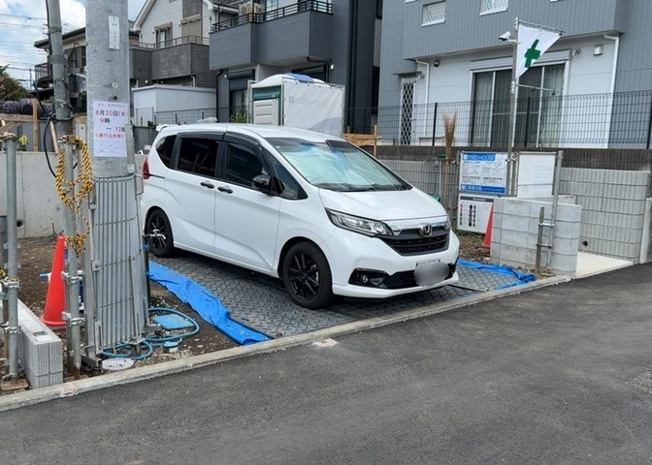 【駐車場】 | 車一台あたりに必要なスペースは、標準サイズの普通自動車で横幅2m50cm、長さ5mは必要になります。ただし、乗降のことも考慮して横幅3m30cm、長さ5m50cmほどは確保できるところを選びましょう。