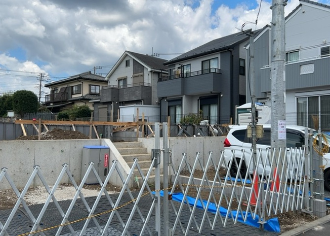 【庭】 | 庭のある家に住むことのメリットとして、子どもたちの遊び場を確保できること、ガーデニングや家庭菜園を楽しめること、明るさを確保できることがあります。また、配置を工夫することでプライバシーが確保できます。
