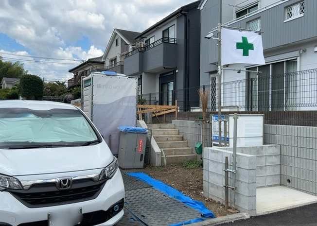 【玄関】 | 玄関は、狭すぎると複数人で使いにくく、広すぎても無駄な空間になりがちです。最低2畳を目安にして、家の広さとの兼ね合いや家族の人数を考慮して決めるとよいでしょう。現地を見学して快適な玄関を選びましょう！