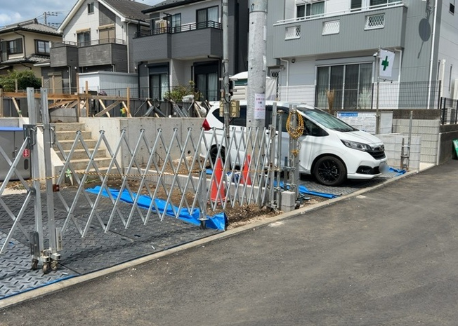 【前面道路含む現地写真】 | 住宅用の土地では前面道路に2m以上接していなければならないと法律で定められています。しかし、お持ちの車のサイズやライフスタイルなどにより、2mでは利便が悪い場合もございますので、事前に確認しましょう。