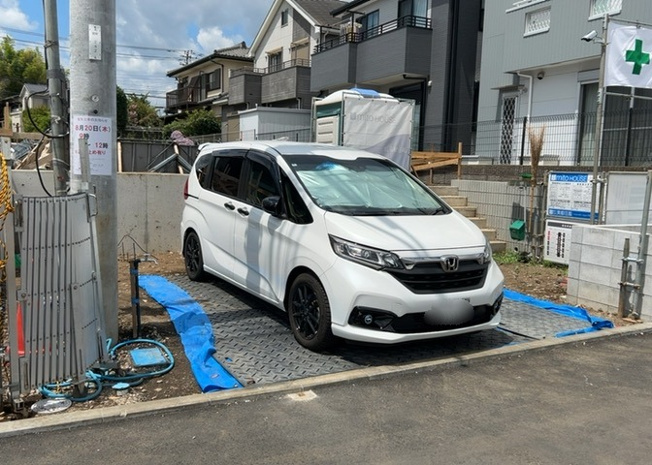 【前面道路含む現地写真】 | お持ちの車種によっては前面道路が広い方が便利でしょう。しかし、前面道路が広ければその分交通量が多くなるため、騒音などが気になる場合があります。実際に現地を見学し、周辺交通量や騒音などを確認しましょう！