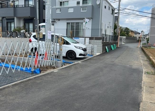【駐車場】 | 駐車場と明記されていても、最小スペースでつくられた駐車場だと大型車は駐車できなかったり、出入りしにくくなったりする可能性があります。お車のサイズと購入したい物件の駐車場のサイズを現地で確認しましょう。