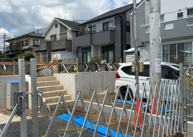 【庭】 | 庭があることでガーデニングや家庭菜園はもちろん、こどもの遊び場やペットを放して遊ぶことができます。また、家の周囲に余裕があるということです。隣地との間があれば、十分な日当たりと、風通しが確保できます。