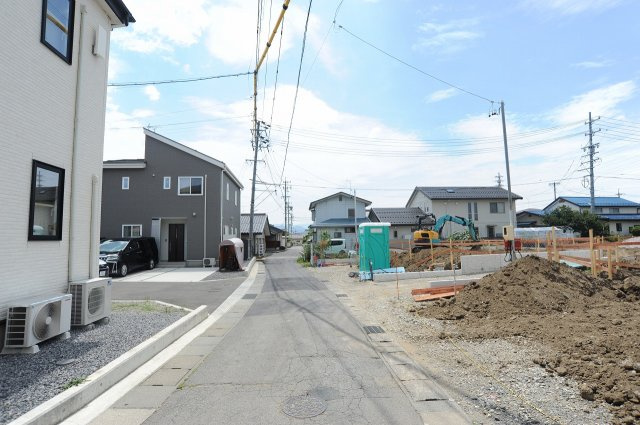 石渡　新築建売1号棟の前面道路含む現地写真
