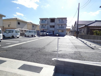 【駐車場】 | フロントラージパーク | 同間取り別部屋写真です。