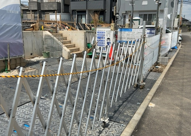 【区画図】 | 区画図は、土地の形状、境界、道路との関係を詳細に示す図面土地の正確な位置、面積、形状を把握し購入や建築計画の判断に不可欠です。区画整理や開発状況も示され、将来的な土地利用のイメージを掴む上でも重要。

