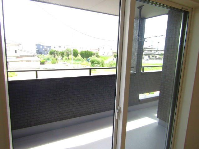 【バルコニー】 | ブルーミングガーデン甲斐市万才　1号棟 | 暖かな日差しのふりそそぐバルコニー