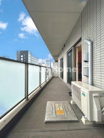 パレステージ上野のバルコニー|【バルコニー】幅もあって、奥行きもあるゆとりのバルコニー。洗濯物を干したり乾かしたりだけでなく、ただ出てみるだけでも気持ちいいですよ。