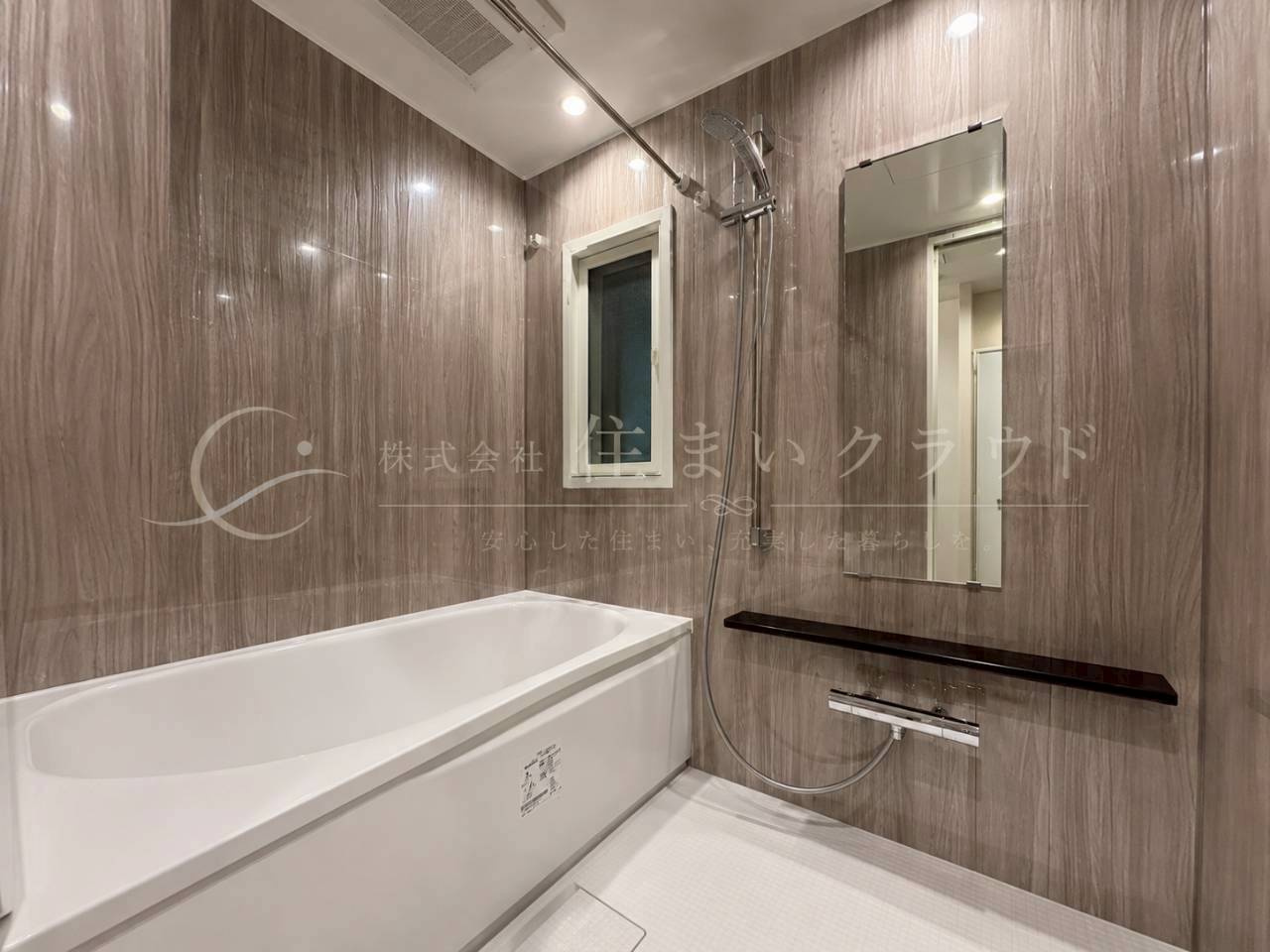 ニューライフ金沢文庫A棟の浴室|～Bathroom～
１日の疲れを癒す。
落ち着いた空間に。
画像はリノベーション後の参考イメージです。間取りや仕様により仕上がりは異なります。