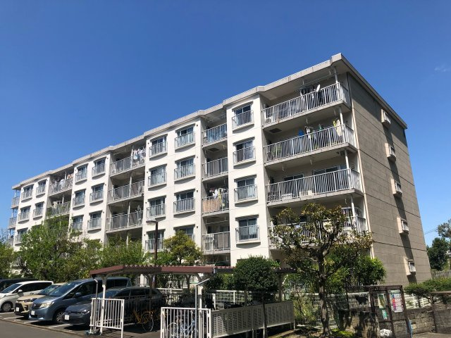 ニューライフ金沢文庫A棟の外観|～Exterior～
総戸数487戸のビックコミュニティー！
入り口から一番近い棟の最上階角部屋です。