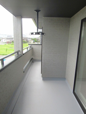 【バルコニー】 | ブルーミングガーデン甲斐市万才　2号棟 | 陽当たり良好なバルコニーです