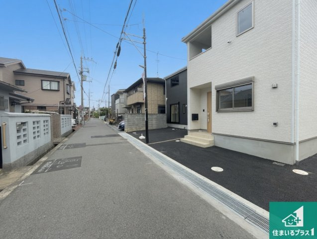 ♦藤井寺市陵南町　第1期　新築一戸建ての前面道路含む現地写真|周辺は閑静な住宅街！前面道路広々で車の出し入れも便利です。駐車が苦手な方でも安心して車庫入れできます！
