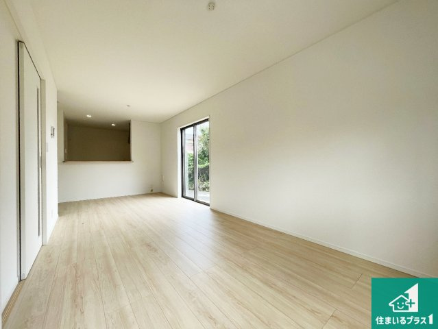 ♦藤井寺市陵南町　第1期　新築一戸建ての居間・リビング|シンプルなリビングは、観葉植物等のインテリアを楽しめますね！パパ好みにも、ママ好みにも家具次第で雰囲気を変えることができます！