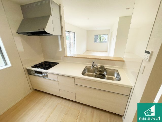 ♦藤井寺市陵南町　第1期　新築一戸建てのキッチン|リビングと統一感があり、使い勝手のいいキッチン。広々としているので、二人並んで作業が出来ちゃいます。お子様と一緒に色々なお料理に挑戦できるスペースがあります。