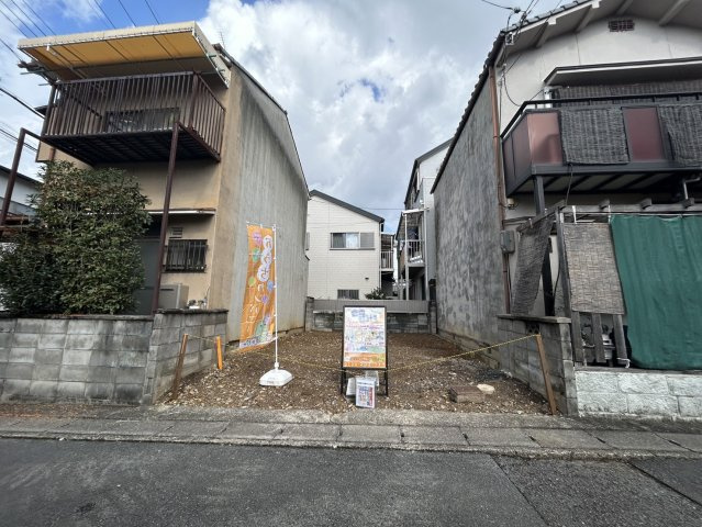 太秦西蜂岡町の前面道路含む現地写真|『ぽかぽか南向きのおうち♪』
おうちの目の前は高さのある建物がなく、日当たり良好♪開放感も感じられます！
（R8.1撮影）