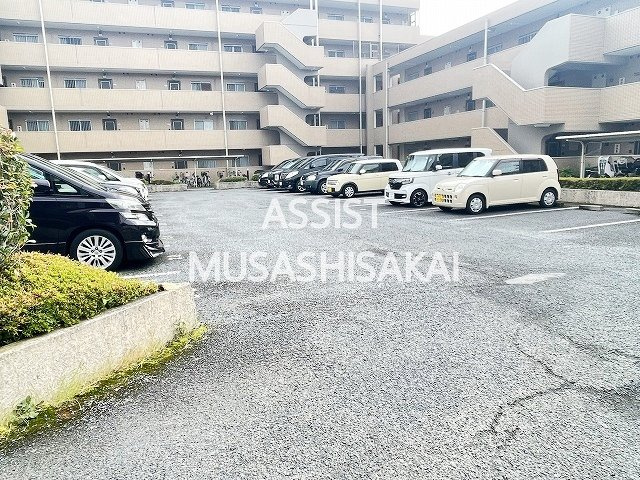 プライムアーバン武蔵小金井の駐車場