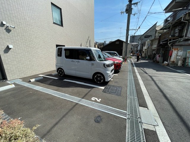 グランドレッセ今里の駐車場