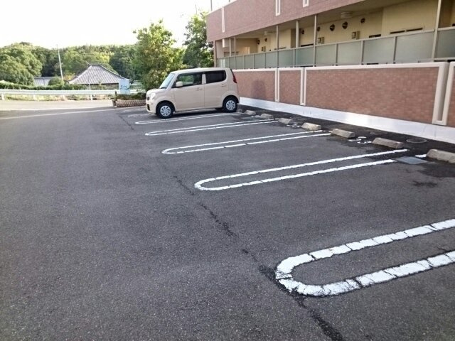 シャルマン小野の駐車場