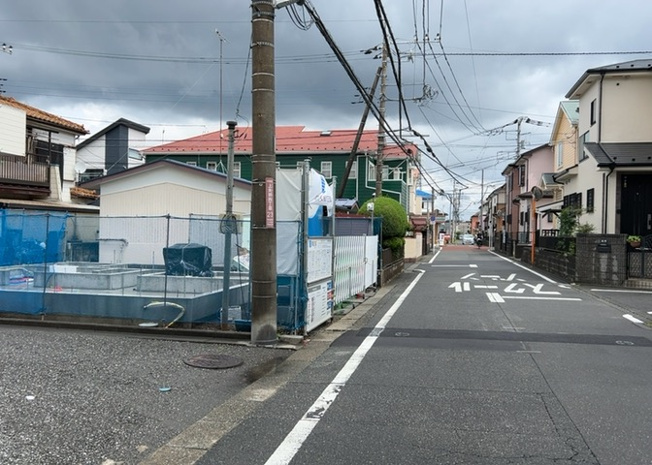【前面道路含む現地写真】 | 住宅用の土地では前面道路に2m以上接していなければならないと法律で定められています。しかし、お持ちの車のサイズやライフスタイルなどにより、2mでは利便が悪い場合もございますので、事前に確認しましょう。
