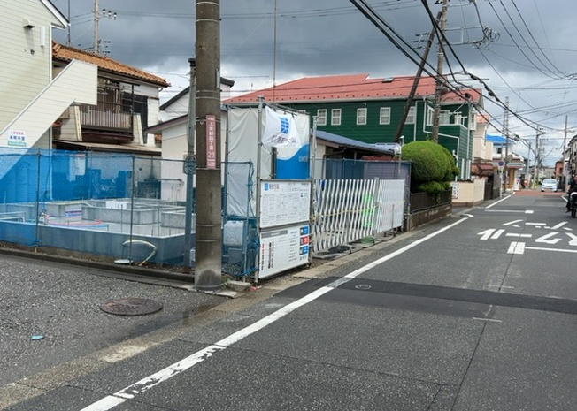 【前面道路含む現地写真】 | お持ちの車種によっては前面道路が広い方が便利でしょう。しかし、前面道路が広ければその分交通量が多くなるため、騒音などが気になる場合があります。実際に現地を見学し、周辺交通量や騒音などを確認しましょう！