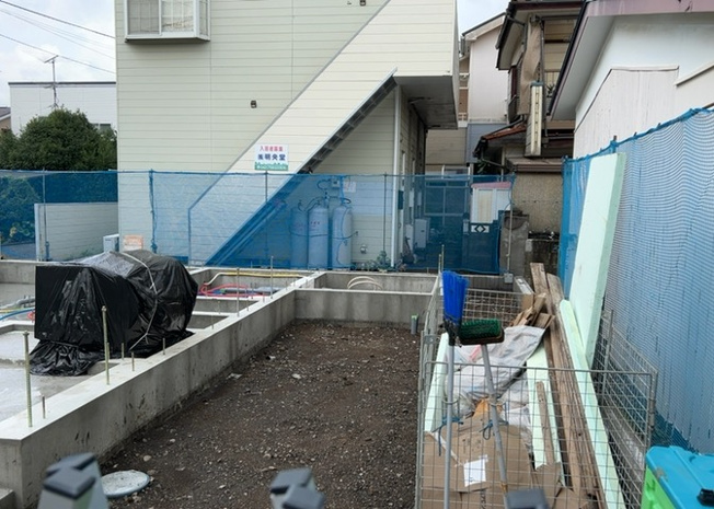 【駐車場】 | 駐車場と明記されていても、最小スペースでつくられた駐車場だと大型車は駐車できなかったり、出入りしにくくなったりする可能性があります。お車のサイズと購入したい物件の駐車場のサイズを現地で確認しましょう。