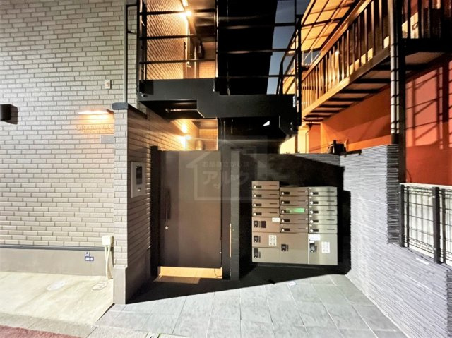 板橋区本町のアパートのエントランス