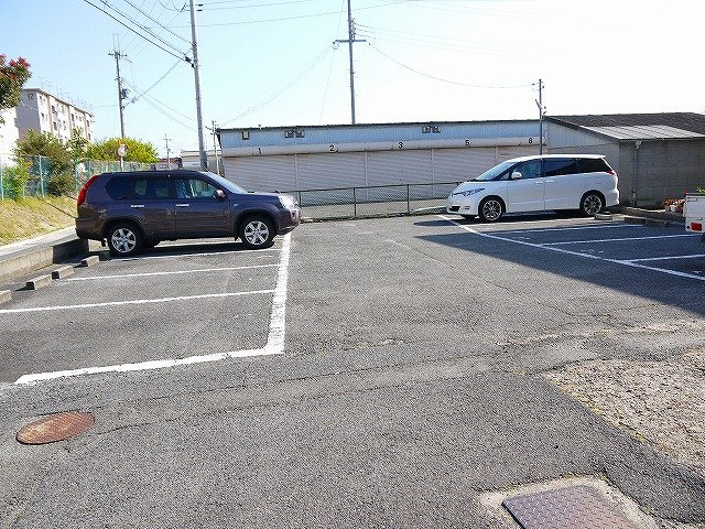 宮東マンションの駐車場|駐車スペースもあります