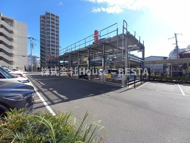 プレサンスTHE神戸の駐車場