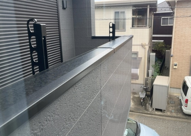 【バルコニー】 | 南西向きで陽当り・通風ともに良好なバルコニーです。お洗濯物をたっぷりと干せる十分なスペースを確保。日差しがしっかり差し込むため、布団干しやガーデニングなど様々な用途でお使いいただけます。