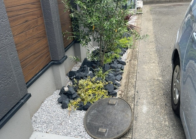 【庭】 | 敷地内にはガーデニングやお子様の遊び場として活用できる庭スペースを用意。隣地との間にゆとりがあるため日当たりや風通しも確保しやすく、ご家族で屋外のプライベート時間を楽しむことができます。
